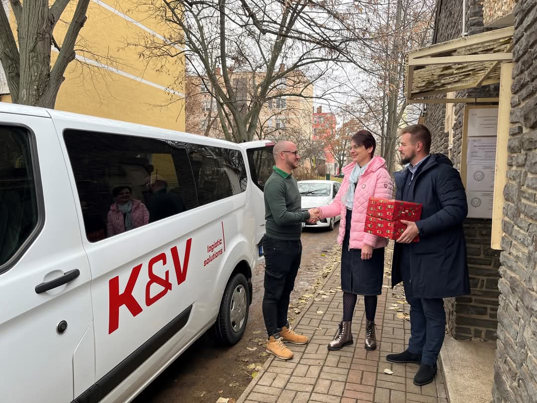 Karácsonyi ajándékdobozok átadása